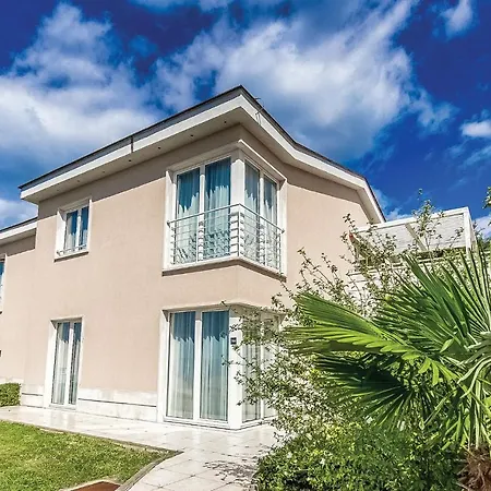 Awesome In With Outdoor Swimming Pool, Wifi And Swimming Pool